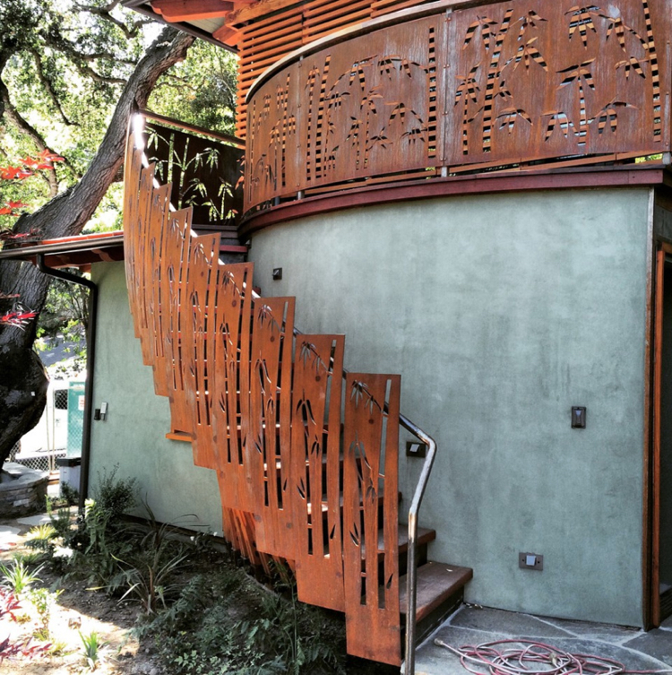 Corten stålpaneler bambu motiv utanför trappräcke