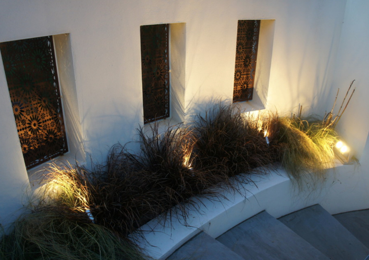 dekorativa paneler gjorda av cortenstål marockanskt mönster prydnadsgräs trädgård