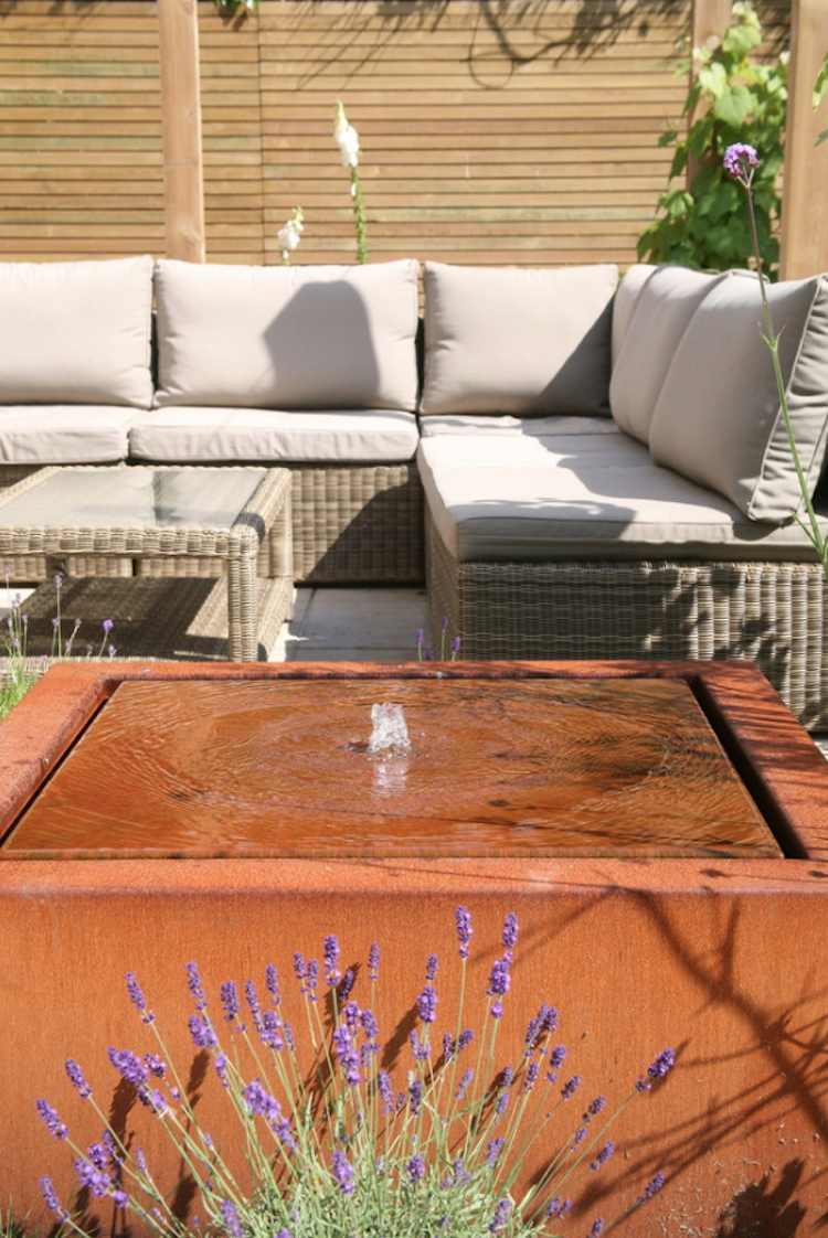 Corten stål fontän terrass lavendel rotting lounge soffa