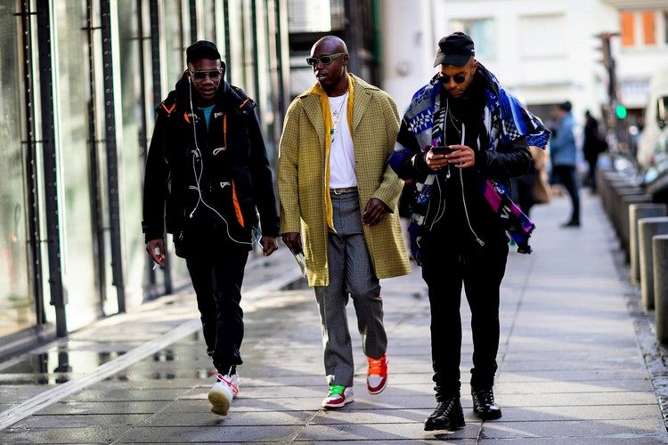 mode från 90 -talet med oversize och sportskor i ljusa färger