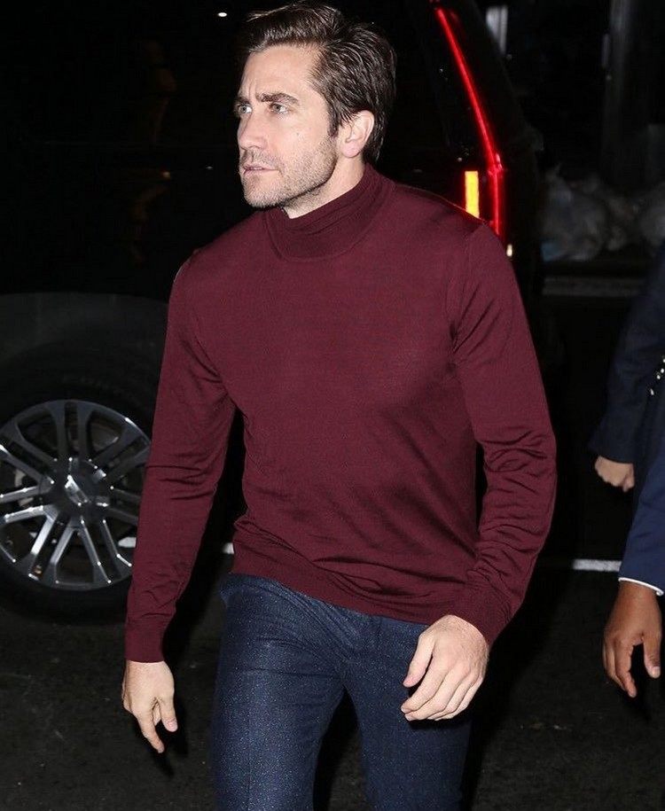 jake gyllenhaall iklädd en vinröd turtleneck med tighta jeansbyxor