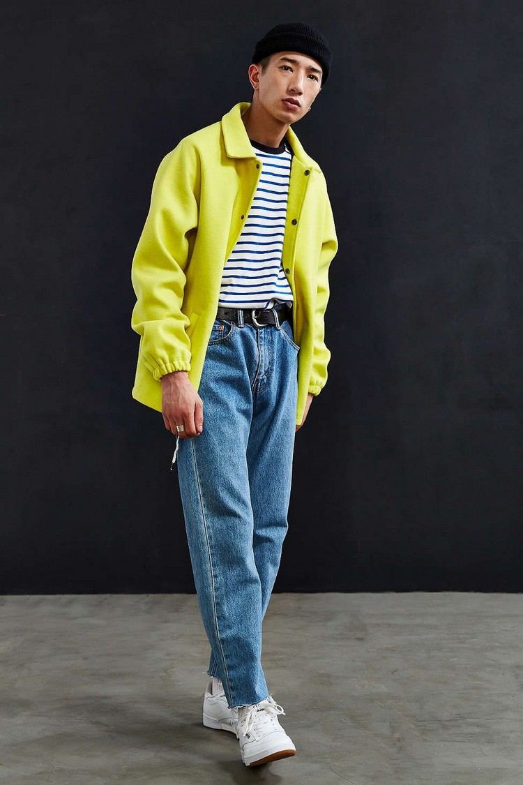 ljusgul vindjacka med retrojeans från 1990 -talet och tränare