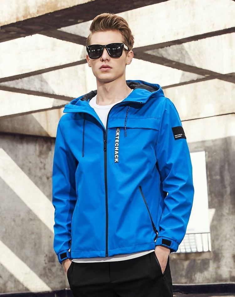 windbreaker windbreaker anorak för män i blått kombineras med solglasögon