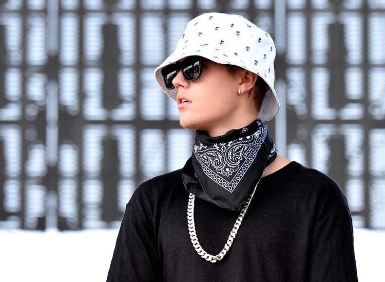 justin bieber med fiskarhatt silver kedja och halsduk med svarta solglasögon och tröja