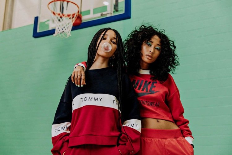 Hiphop -stylingidéer från sångaren Aaliyah inspirerade Tommy Hilfiger dammode