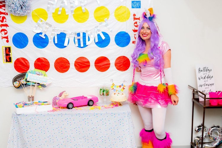 Rave party och idéer för outfit för kvinnor i neonfärger