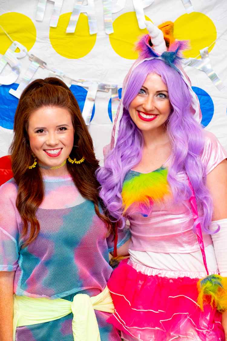 Raver techno mode outfit idéer för kvinnor i neonfärger