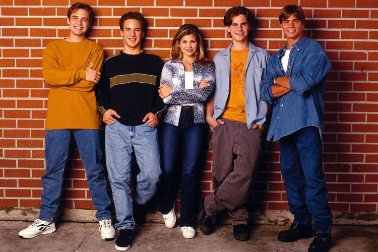 90 -talstema från TV -serien Life and Riley med jeansskjorter och sneakers inspirerade
