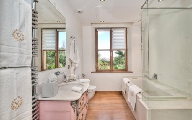 lyxigt badrum barock rosa fåfänga handdukstork radiator