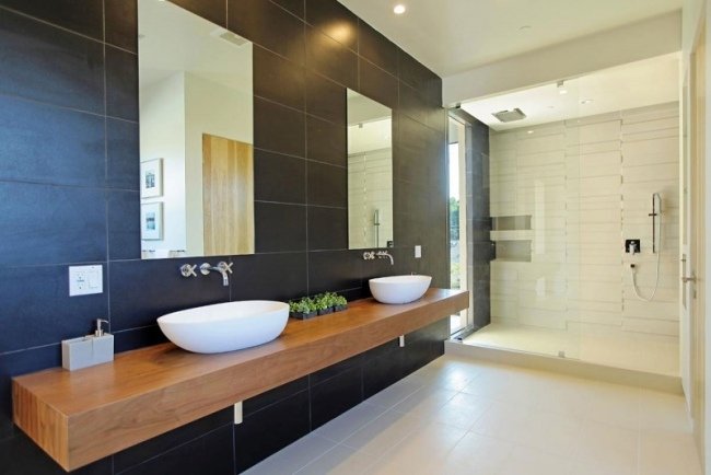 modernt badrum trä handfat svart väggplattor duschkabin