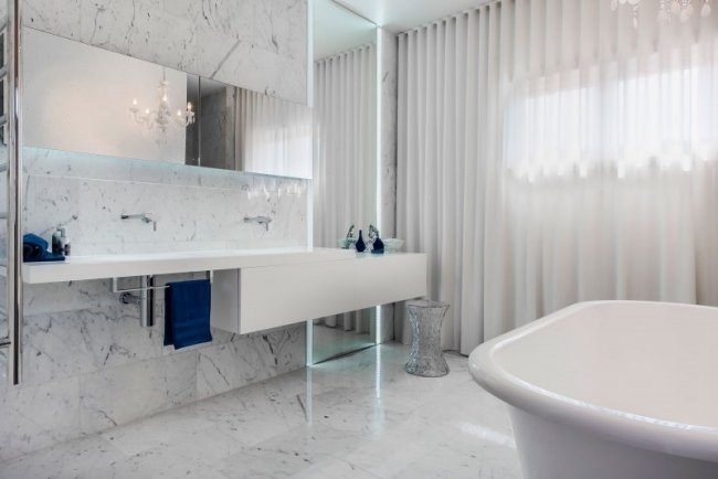 lyxiga badrumsplattor vit marmor moderna badrumsmöbler gardiner