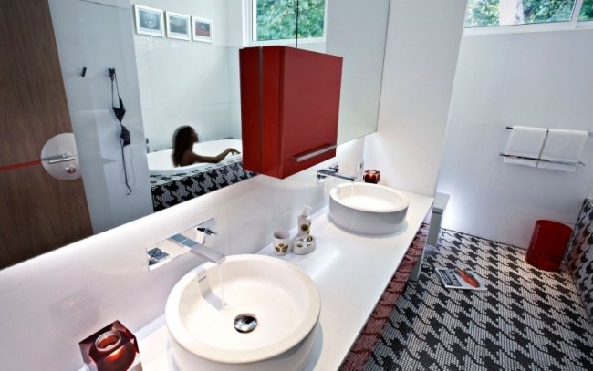 litet badrum idé mosaik kakel golv mönster röda accenter vit fåfänga