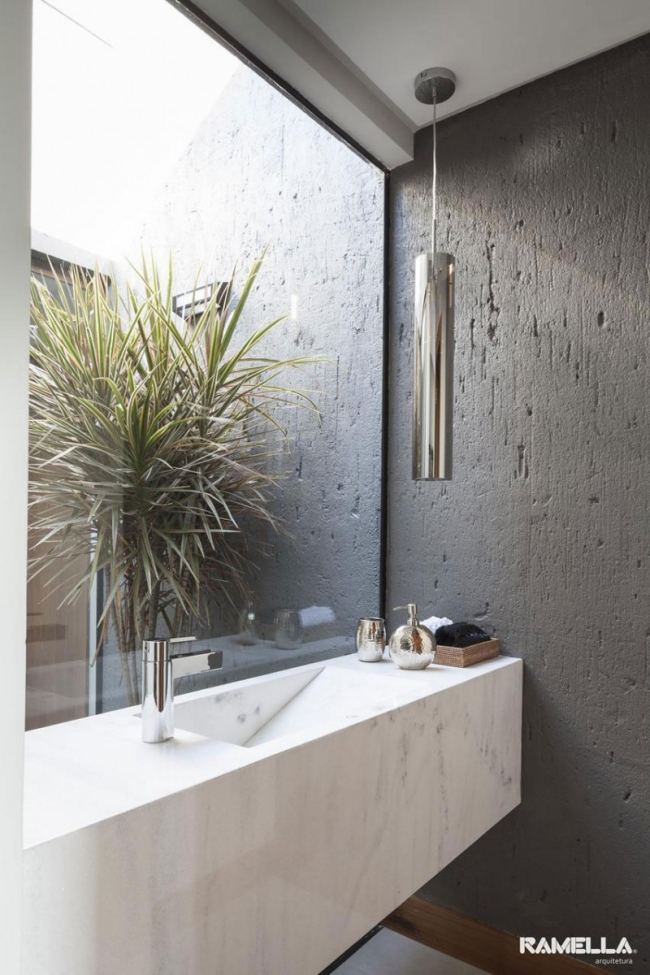 modernt badrum marmor fåfänga glas vägg betong hängande ljus