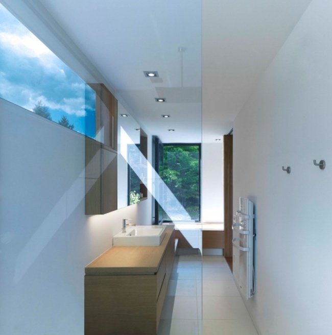 litet badrum glasvägg trä badrumsmöbler fönster infällda lampor