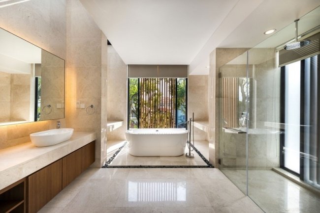 badrum duschkabin glasvägg badkar spegel bakgrundsbelyst