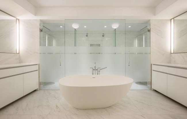 badrum idéer bilder modernt badkar marmorgolv kakel glasdörr dusch