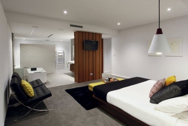 sovrum badrum öppet badkar trä rumsdelare vägg -tv