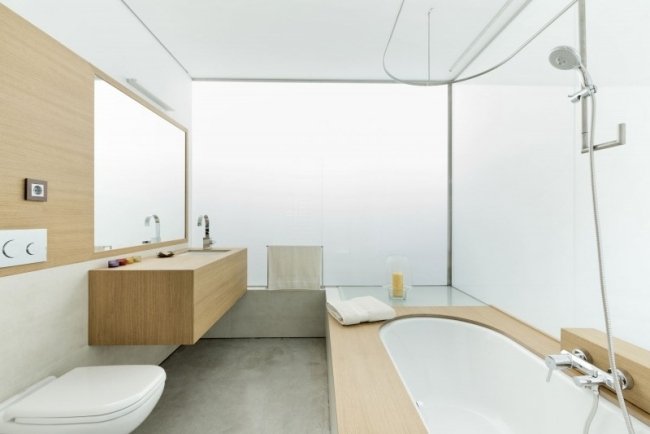 modernt badrum vita väggar trä badrumsmöbler badkar