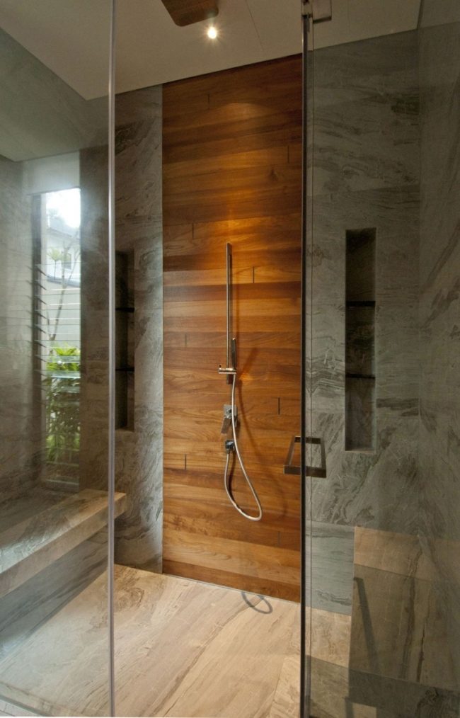 modernt badrum grå marmor kakel dusch område trä