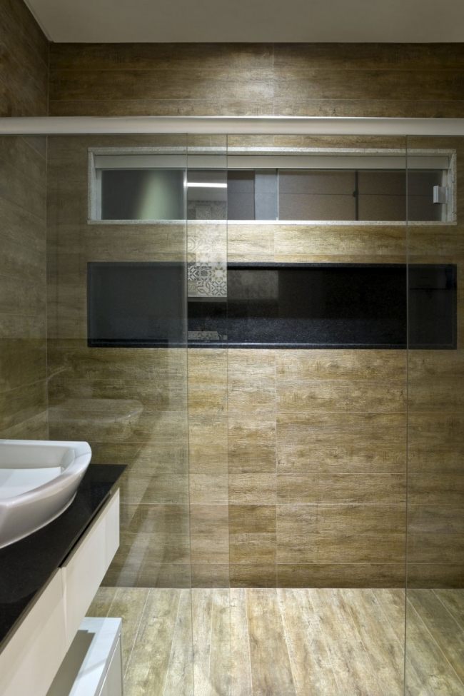 moderna badrum kakel trä look dusch område glasvägg