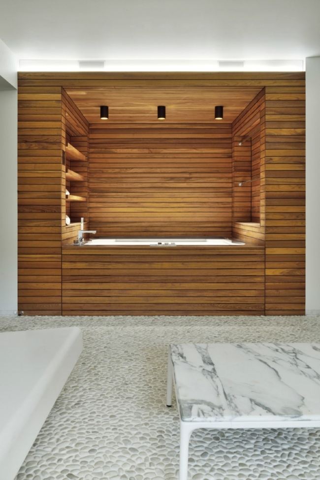 modernt badrum träpanel badkar badsten kakel
