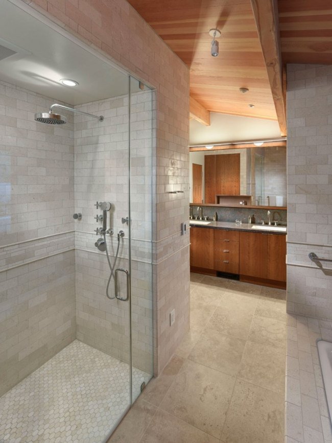 modernt badrum duschområde grå kakel trä fåfänga