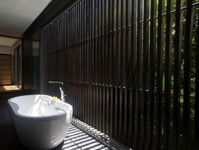modernt badkar gitter vägg svart utomhusområde
