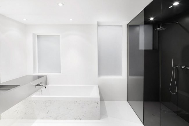 minimalistisk badrumsdesign vit svart glas duschkabin