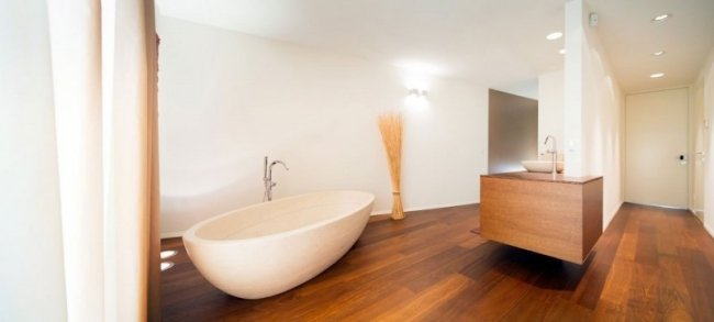 minimalistiskt badrum planka golv trä handfat badkar oval