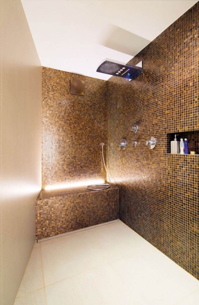 litet badrum mosaikplattor brun kräm modernt duschhuvud