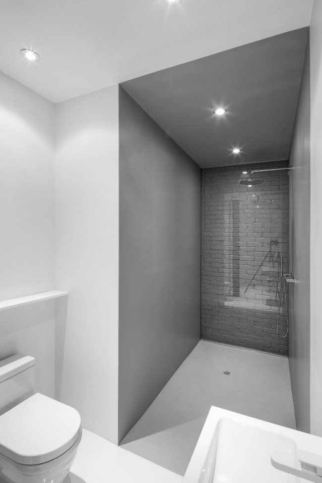 litet badrum design vit grå tegel väggglas