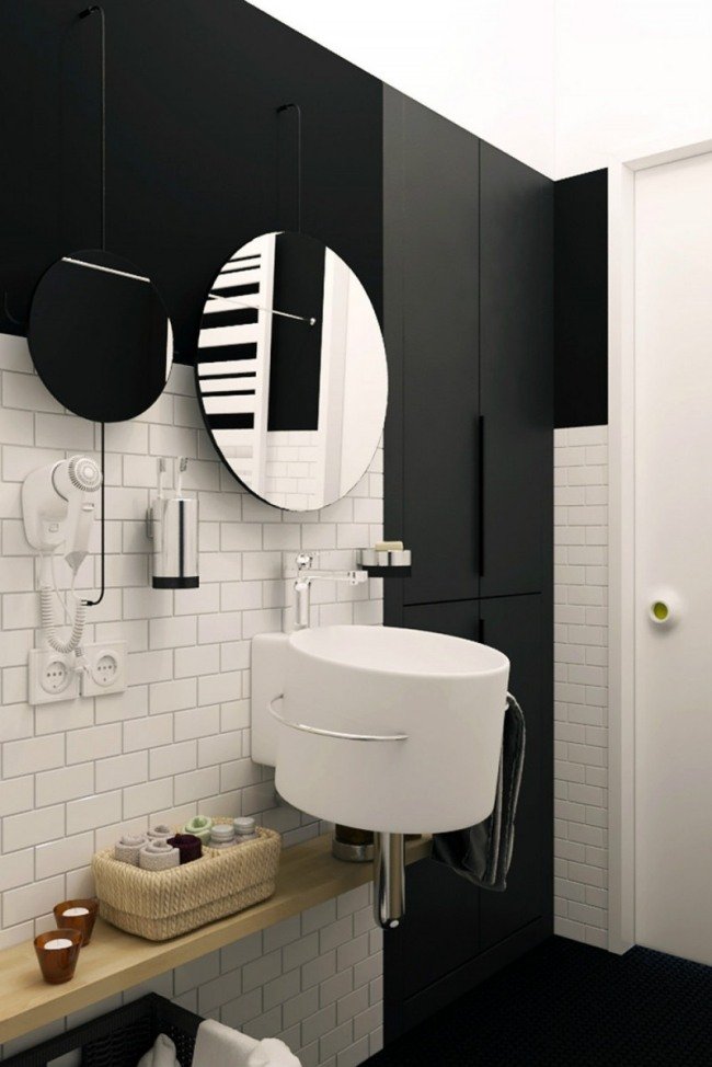 liten badrumsdesign rund handfat svart och vitt trähylla