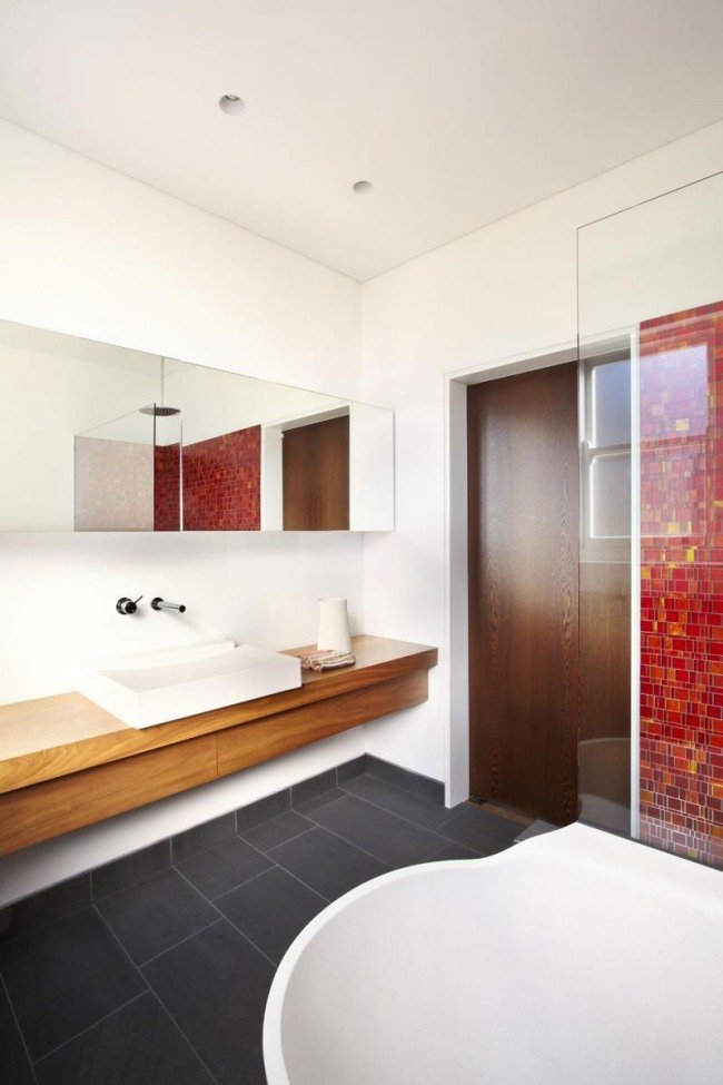 badrum idéer bilder moderna möbler trä fåfänga röd mosaik
