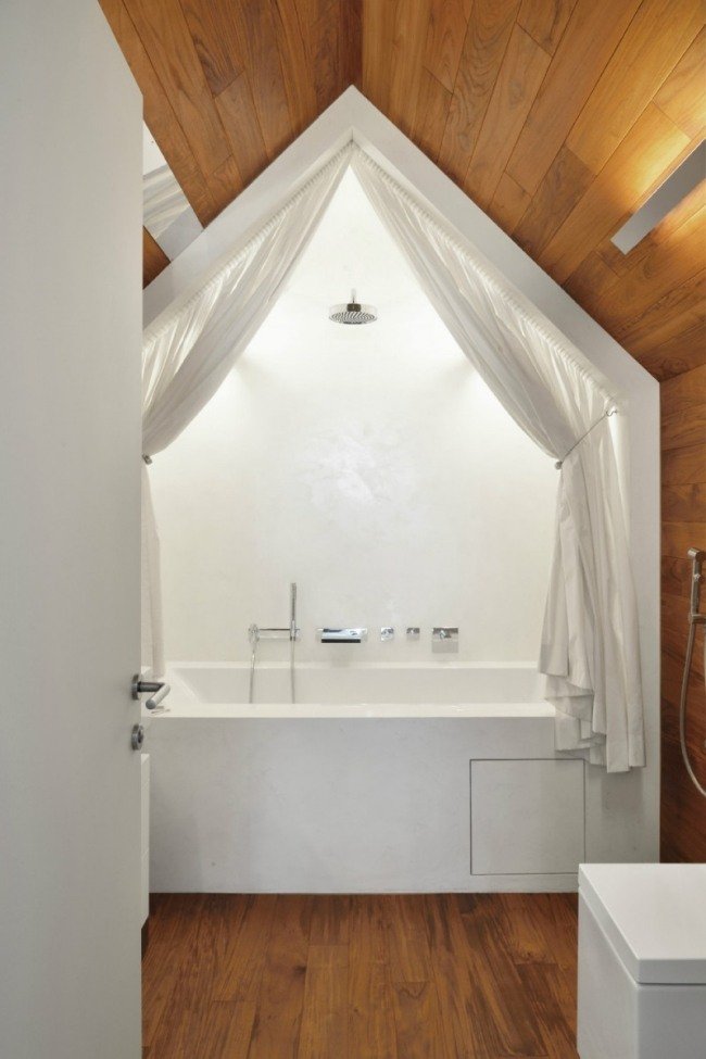 badrum gaveltak trä corian badkar gardiner dusch