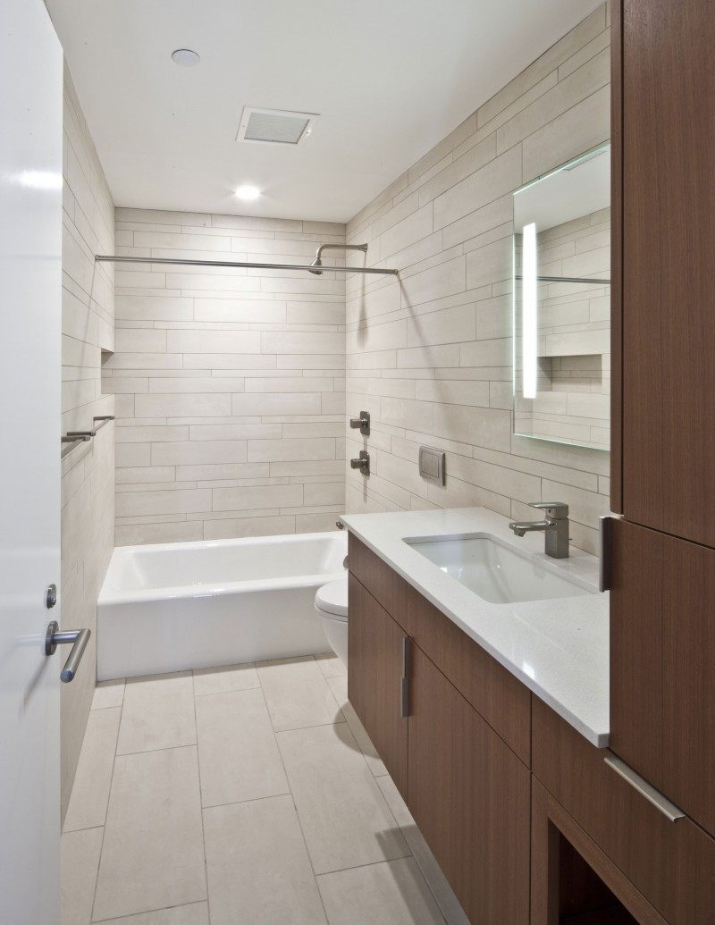 badrumsidéer modern atmosfär vita kakel trä badrumsmöbler badkar