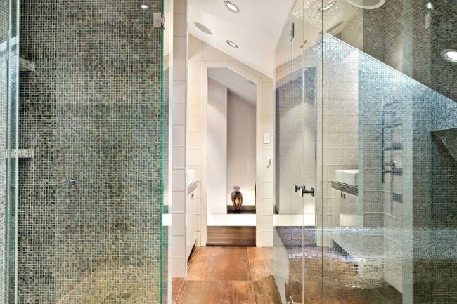 badrumsidéer modern design sluttande tak mosaikplattor glasvägg
