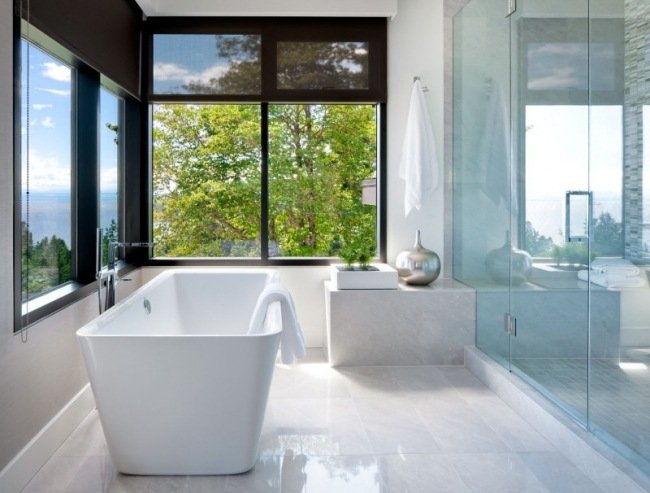badrumsidéer modern inredning badkar duschkabin glasvägg