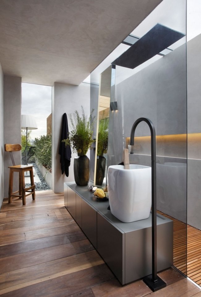 badrumsidéer moderna plankgolv glasvägg vas duschkabin