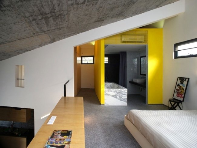 badrumsidéer eklektisk design gula väggar marmorbadkar