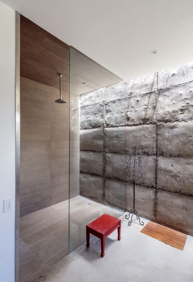 badrumsdesign hus duschområde träplattor glasvägg stenvägg