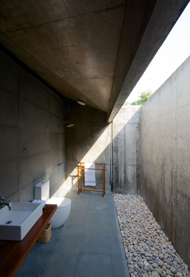 badrum exteriör småsten betongväggar glas tak kolumn