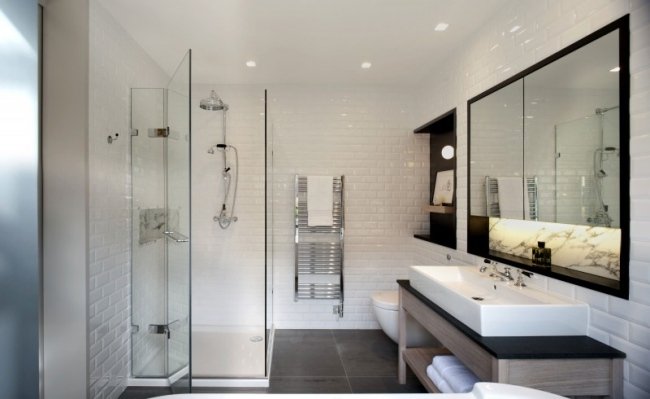 badrumsdesign vita väggplattor glas dusch trä fåfänga hyllor