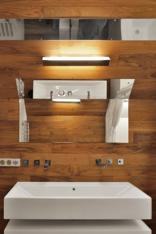 badrum vita möbler trä väggbeklädnad spegel tak