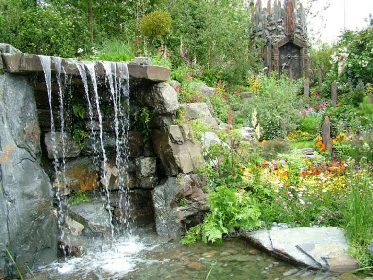 Vattenfall-trädgård-drömträdgård-natursten-trä-trädgård grind-blomma-damm kant