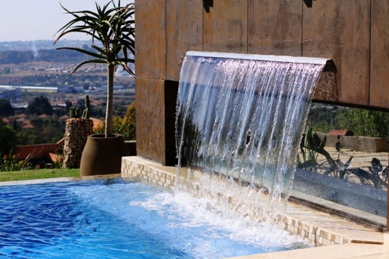 Vattenfall-trädgård-pool-vatten funktioner-rost-platta-sandsten-terrass