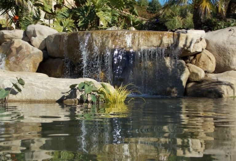 Vattenfall-trädgård-natursten-simning-damm-design