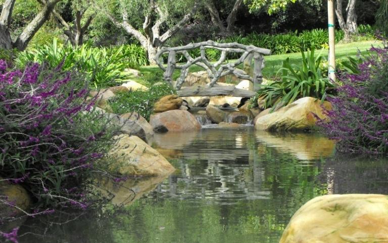 Vattenspel-trädgård-vatten trädgård-design-trä bro-sten