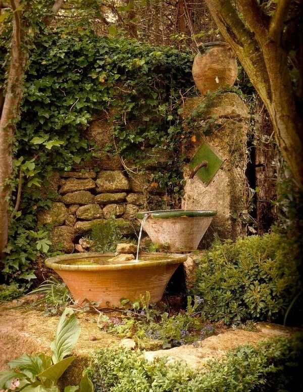 Sten trädgård fontän med murgröna-täckt trädgård dekoration idéer