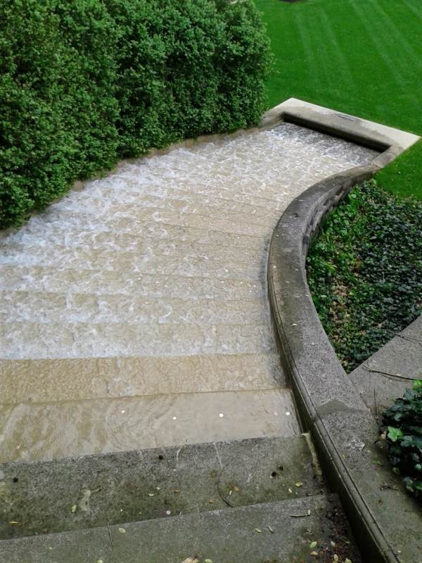 kreativa idéer för trädgårdsdesign vattenkaskader trappkonstruktion