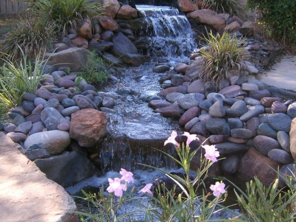 konstgjort vattenfall-njut i bakgården design färskt
